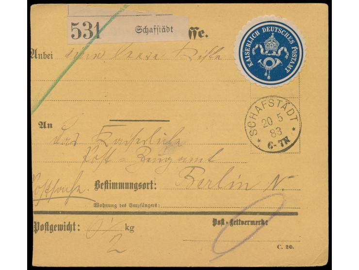 Paketkarte  als portofreie  Postsache  mit Stempel  Schafstädt  20.5.83 nach Berlin, blaue Siegelmarke zur Bestätigung der Po