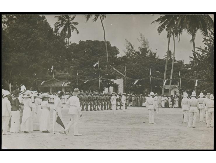 Foto-Ansichtskarte (Privataufnahme), beschriftet  "Parade der Askaris an Kais. Geburtstag 1914",  ungelaufen
Stichwort: Milit