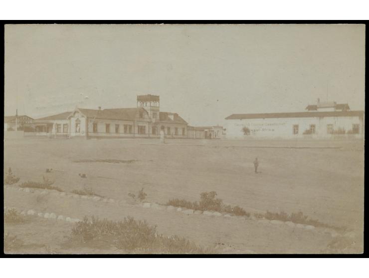 Foto-Ansichtskarte (Privataufnahme), laut Kartentext "Gebäude der Woermann-Linie und der Store der D. Colonial Gesellschaft",