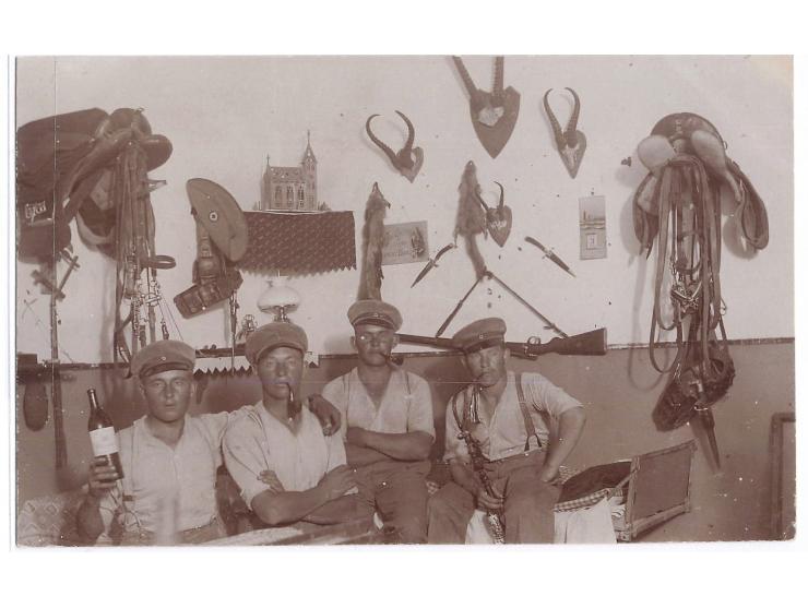 Foto-Ansichtskarte von vier Soldaten der Schutztruppe in ihrer Stube, angeblich von der 3. Kompanie in Kanus, Privataufnahme,