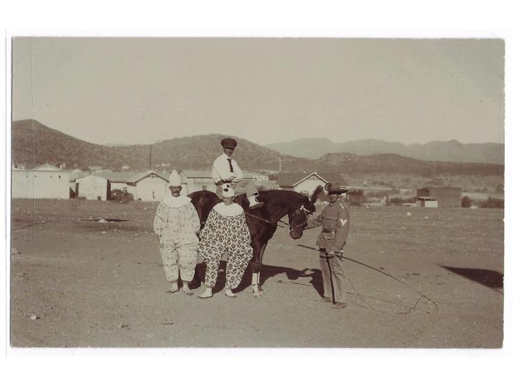 Foto-Ansichtskarte  Windhuk:  2 Männer im Clown-Kostüm und Mann in Schutztruppenuniform, Privataufnahme, vermutlich während d