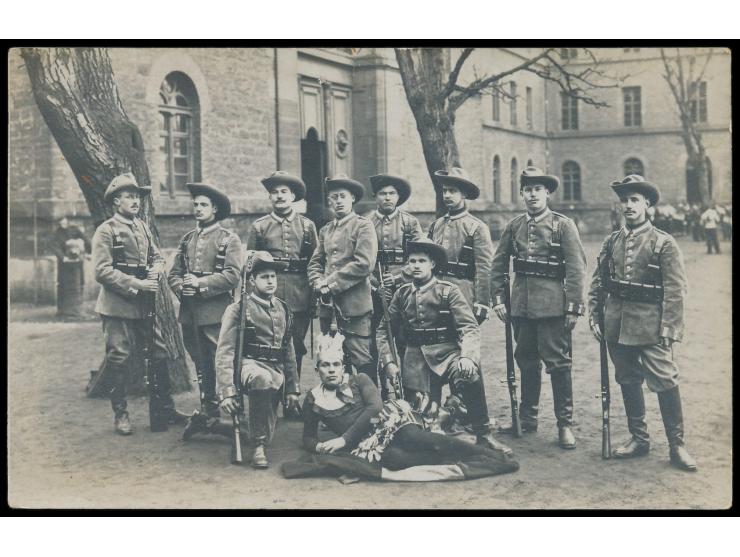 Foto-Ansichtskarte: Gruppenaufnahme von Soldaten in Schutztruppen-Uniform (in Braunschweig?), vor der Abreise nach DSWA, Fran