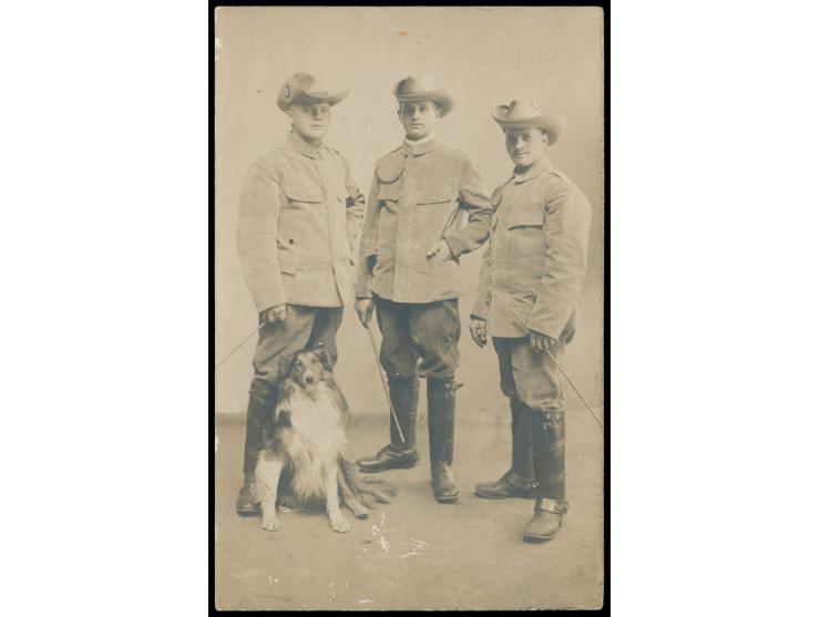 Foto-Ansichtskarte von drei Soldaten in Schutztruppen-Uniform, handschriftliche Absenderangabe &quot;Funker Brape, Funken Tel