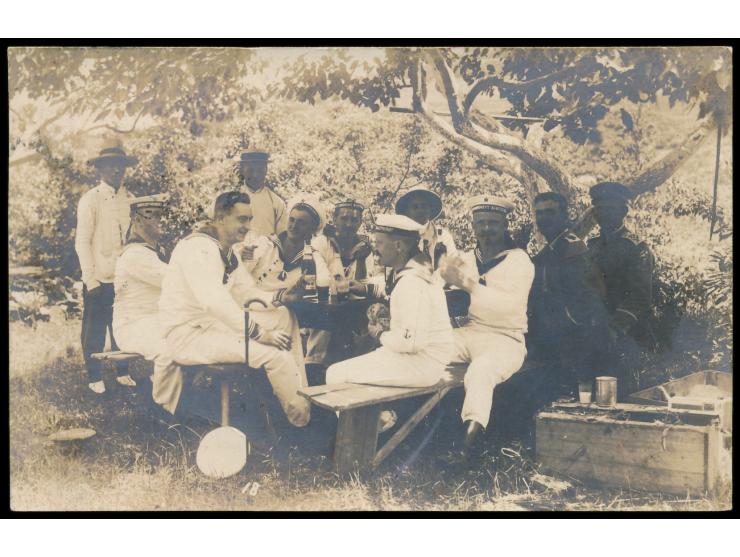 Foto-AK Gruppenausflug von uniformierten Angehörigen des Gouvernement Kiautschou (entsprechende Mützenbänder), seltene  Priva