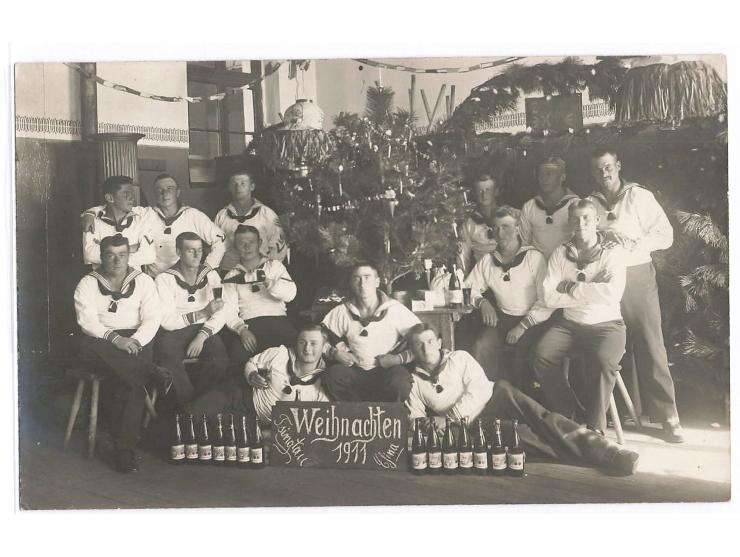 Foto-AK Soldatengruppe mit Schild  "Weihnachten 1911 Tsingtau - China" , im Hintergrund Weihnachtsdekoration, seltene Privata
