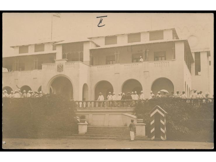 Foto-Ansichtskarte, seltene Privataufnahme, rückseitig beschriftet &nbsp;&quot;4. Juli, Das Gouverneurshaus mit Europäern vor