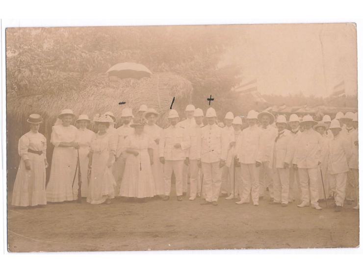 Foto-Ansichtskarte, seltene Privataufnahme, rückseitig beschriftet &nbsp;&quot;4. Juli, Der Gouverneur mit den Europäern beim