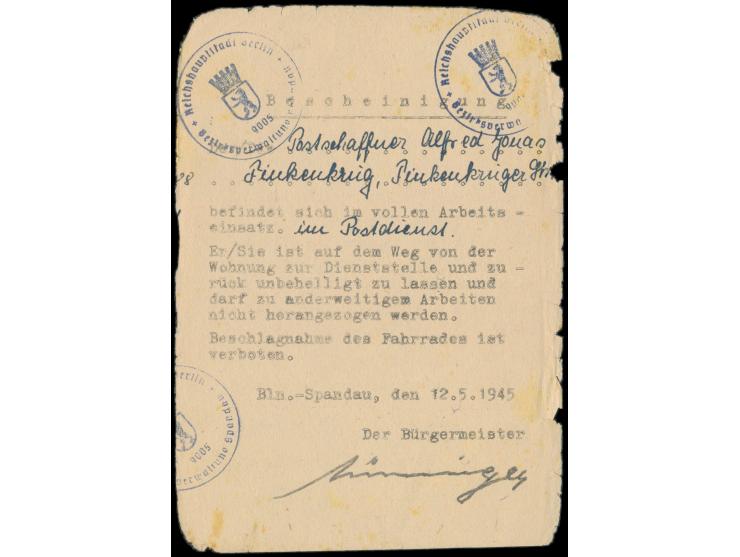 Bescheinigung der Bezirksverwaltung  Berlin-Spandau  für einen Postschaffner mit Datum  12.5.1945,  Text: "... befindet sich 