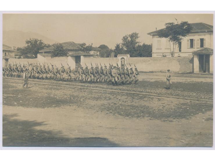1913, Foto (auf Karton) von  Matrosen des Landungsdetachement von S.M.S. Breslau in Marschformation Skutari,  Postkartenforma