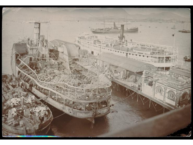 Original-Fotographie des Fährschiffes "Bank of London" mit durch Brand zerstörten Aufbauten, am Pier "Hongkong &amp; Macao St