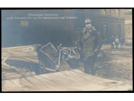 Foto-Ansichtskarte  Oberleutnant Immelmann an den Trümmern eines von ihm abgeschossenen engl. Eindeckers,  Sanke Nr. 342, bes