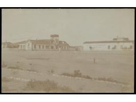 Foto-Ansichtskarte (Privataufnahme), laut Kartentext "Gebäude der Woermann-Linie und der Store der D. Colonial Gesellschaft",