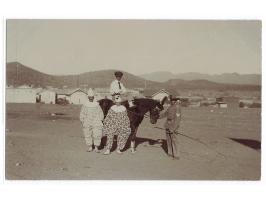 Foto-Ansichtskarte  Windhuk:  2 Männer im Clown-Kostüm und Mann in Schutztruppenuniform, Privataufnahme, vermutlich während d