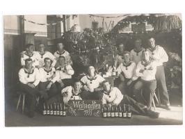 Foto-AK Soldatengruppe mit Schild  "Weihnachten 1911 Tsingtau - China" , im Hintergrund Weihnachtsdekoration, seltene Privata