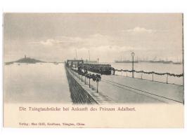 Ansichtskarte  Die Tsingtaubrücke bei Ankunft des Prinzen Adalbert,  Verlag Max Grill, ungebraucht
Stichwort: Ansichtskarten 