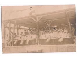 Foto-Ansichtskarte, seltene Privataufnahme, rückseitig beschriftet  "4. Juli, Tribüne auf dem Rennplatz ...",  ungelaufen, ca