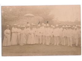 Foto-Ansichtskarte, seltene Privataufnahme, rückseitig beschriftet &nbsp;&quot;4. Juli, Der Gouverneur mit den Europäern beim