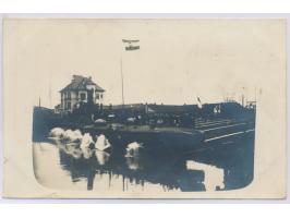 Foto-Ansichtskarte mit Beschriftung "Zur Erinnerung an den  Stapellauf S.M.S. Donaumonitor Inn  in Budapest am 25.2.1915", im