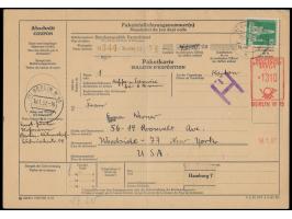 großformatige Auslandspaketkarte nach USA (senkrecht gefaltet), Mischfrankatur  Paketkartenfreistempel Berlin W 15  mit Werta