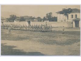 1913, Foto (auf Karton) von  Matrosen des Landungsdetachement von S.M.S. Breslau in Marschformation Skutari,  Postkartenforma