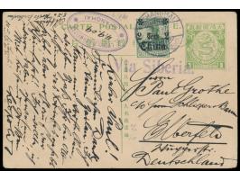 Ganzsache 1 C. (Han No. 6) mit rückseitig mehrfarbiger  Tuschezeichnung  "Zwei chinesische Soldaten mit Gefangenem", Zusatzfr